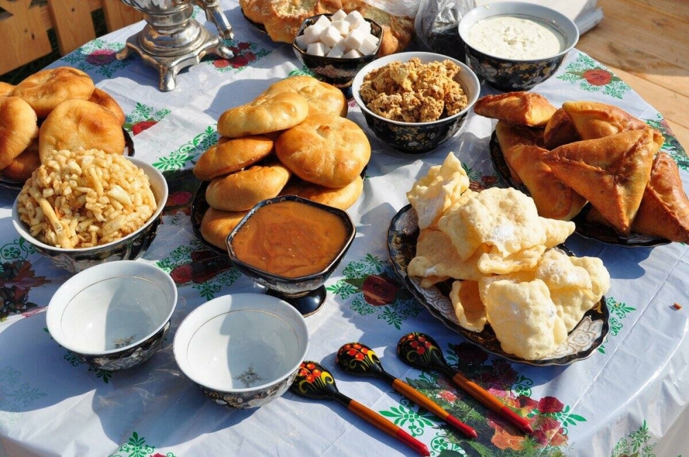 Татары и башкиры любят полакомиться сладким блюдом, которое называют чак-чак. Его готовят на фритюре из кусочков теста, перемешивая их с сиропом. Какой это сироп?