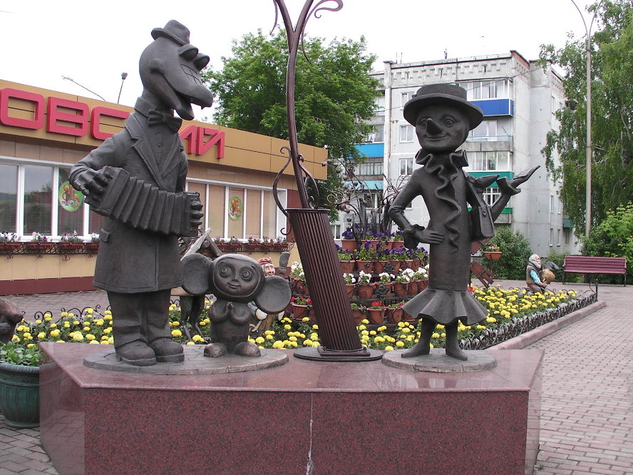Чебурашка и крокодил Гена настолько популярные персонажи, что наличие памятников этих героям в городах бывшего СССР никого не удивляет. А в каком из перечисленных городов нет памятника этим персонажам?