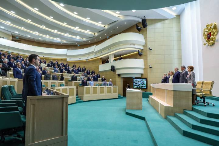 Первой стадией законотворческого процесса в РФ из нижеперечисленных является....
