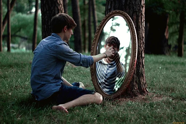 Почему вы можете видеть своё отражение в зеркале?