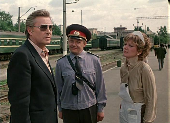 Где ночевали Платон и Вера, когда она опоздала на автобус?