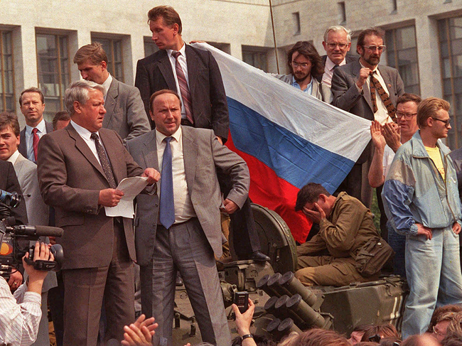 В каком году было сделано это фото? Здесь Фигура Ельцина на танке во время противостояния российских властей с ГКЧП