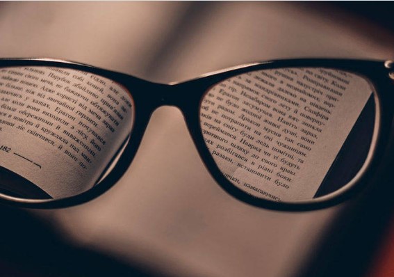 «Он не мог подолгу смотреть на нее, как на солнце, но видел ее, как солнце, и не глядя». Откуда цитата?