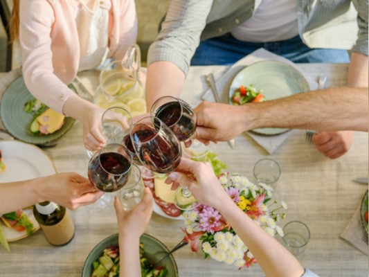 Нужно ли женщине вставать во время тоста?