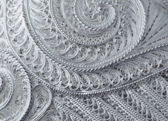 Какой вид ювелирной техники характеризуется созданием ажурного или напаянного на металлический фон узора из тонкой золотой, серебряной или медной проволоки?