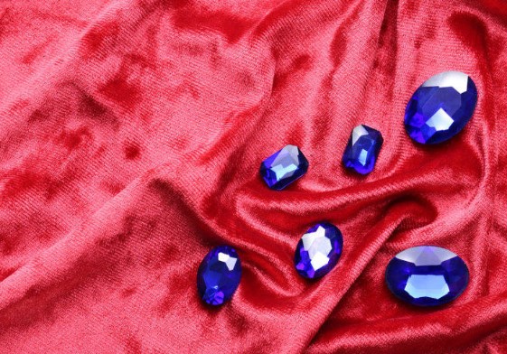 Один сапфир и два топаза ценней, чем изумруд, в три раза. А семь сапфиров и топаз его ценнее в восемь раз. Определить мы просим вас, сапфир ценнее иль топаз?