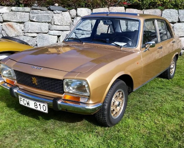  Сколько колёс было у первого автомобиля компании?