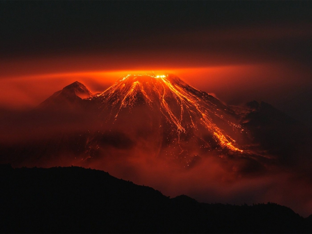Как называется смесь газов, пепла и обломков пород, образующаяся при извержении вулкана?