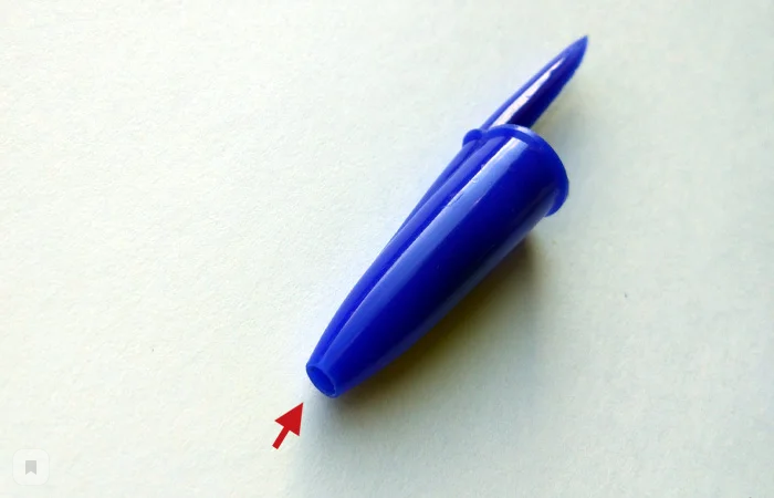 С какой целью в колпачке шариковой ручки производители делают отверстие?