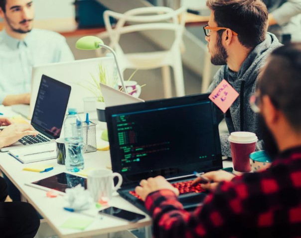 Из перечисленного в состав модели клиент-сервера входят: 1) редактор программ 2) клиент 3) сеть 4) интерфейс пользователя 5) видео-сервер