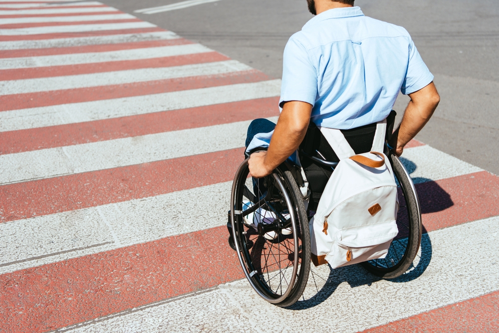 Лица, передвигающиеся в инвалидных колясках без двигателя, ведущие мотоцикл, велосипед или мопед могут двигаться по краю проезжей части в :