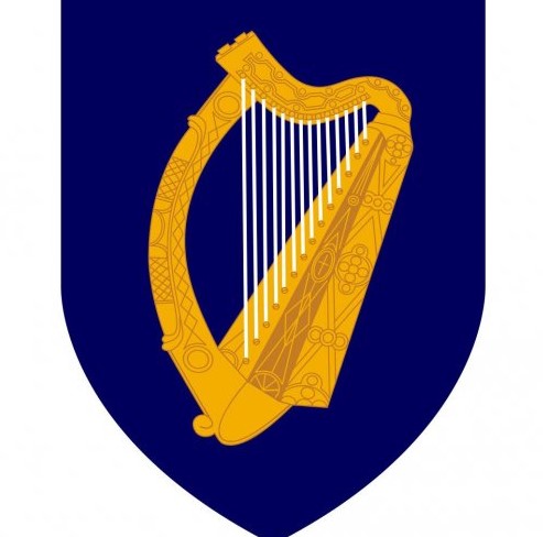 На гербе этого государства изображена золотая арфа с серебряными струнами. Как оно называется?