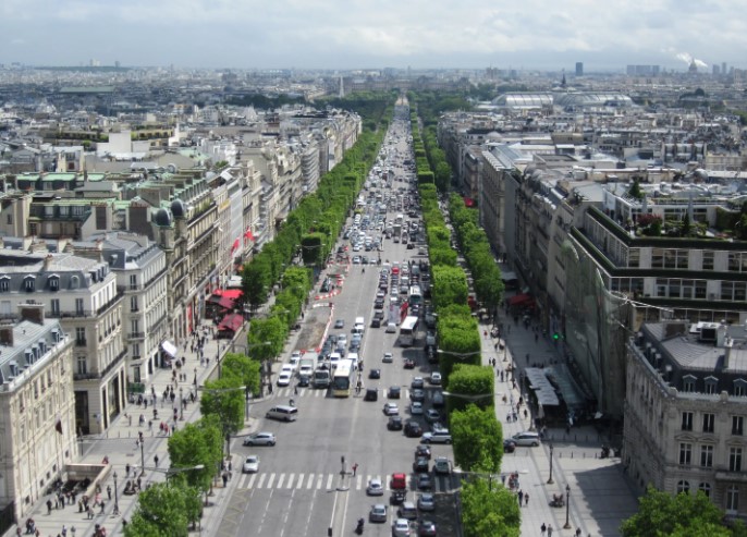 Что связанное с этой маркой расположено на Champs Elysees в Париже и в Берлине?