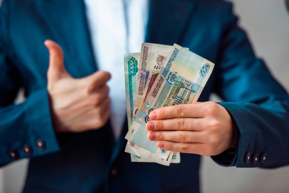 Заработная плата, ее величина, напрямую связана с(о) … работника: