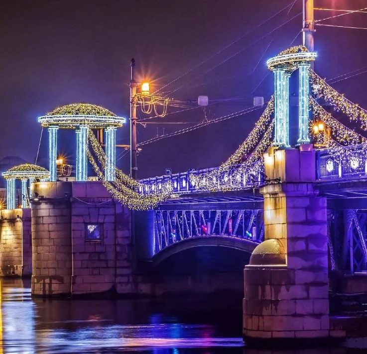 Между каким мостами расположен Сенной мост?