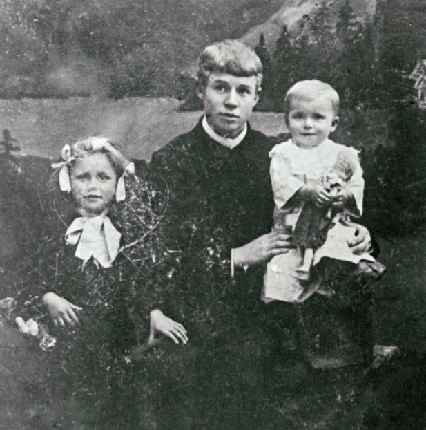 На этой фотографии изображен русский поэт со своими сёстрами. Родился он в селе Константиново Рязанской губернии, в крестьянской семье.