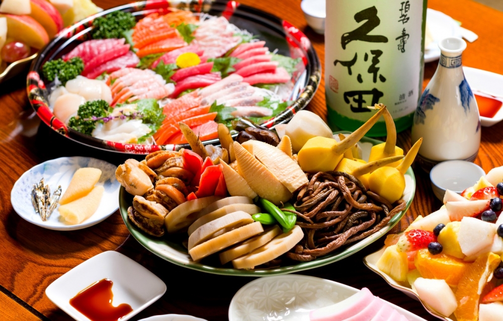 В Японии это блюдо называют Норимаки. А в японских ресторанах в России они называются гораздо проще. Это — ...