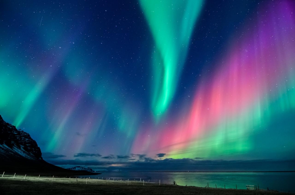 Как называется природное явление, при котором на небе появляются разноцветные огоньки: