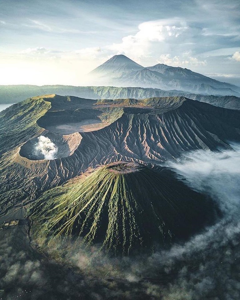 Как называется грязевой поток на склонах вулкана, состоящий из смеси пепла, воды, пемзы и горных пород?