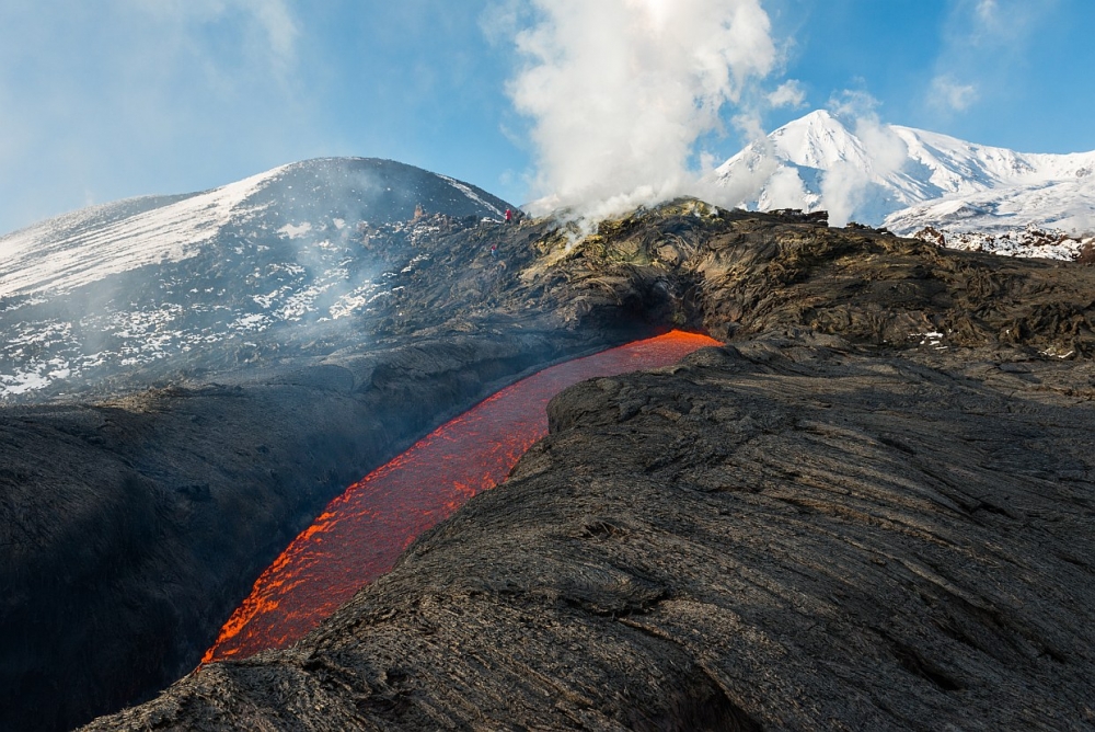 Этот вулкан расположен на границе между Чили и Аргентиной. Является наивысшей точкой Чили.