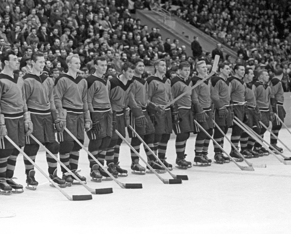 Какой год считается годом рождения хоккея с шайбой в СССР?