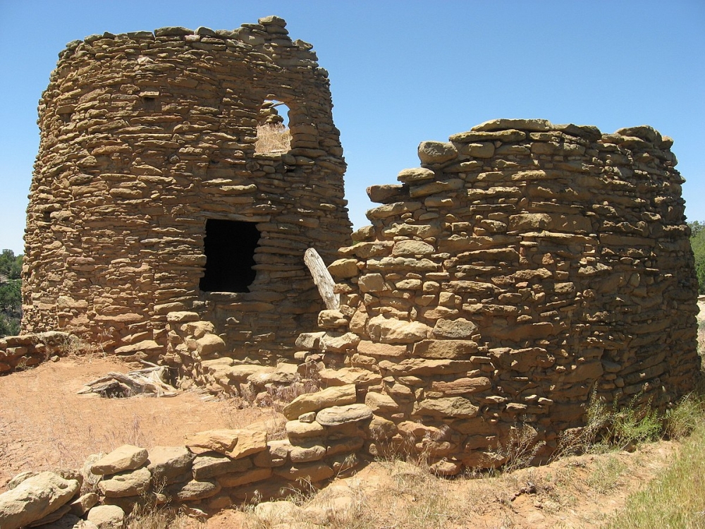 В XVII–XVIII веках индейцы, которые жили на территории современного юго-запада США в штатах Нью-Мексико и Аризона, строили дома, похожие на форты. Как назывались такие сооружения?  