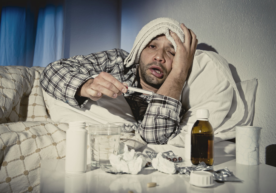 Повышенная утомляемость, чихание и боль в горле относятся к симптомам коронавируса