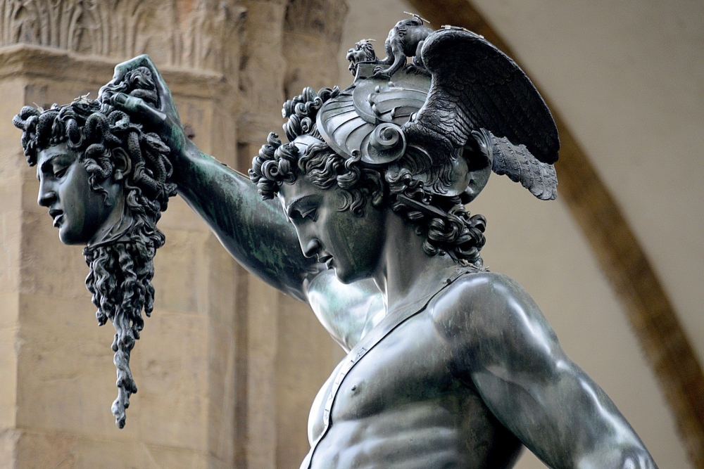 Из какого материала высекали статуи богов, героев и царей?