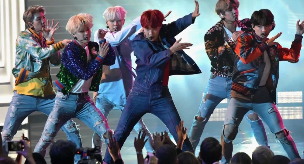 Какой вид спорта фигурирует в клипе Love me right?