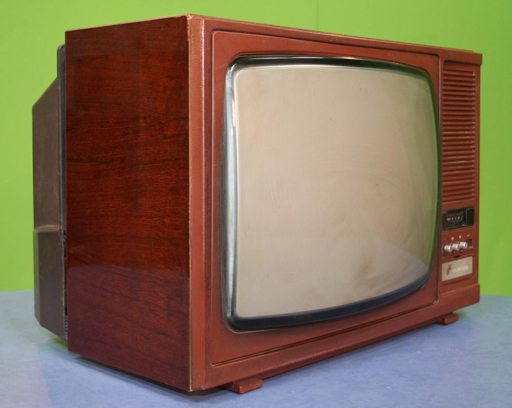 Какой телевизор изображен на фото?
