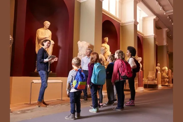 Заодно сразу заказываете экскурсию по Хельсинки. Она стоит 8162 рубля с человека, а вас двое. Какой из вариантов выберете?