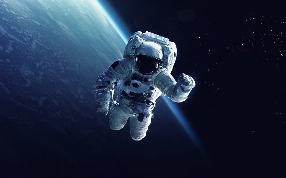 Из космоса космонавты наблюдают то, что никогда не увидеть на Земле: Землю – голубой диск на черном фоне, обратную сторону Луны.  Так же космонавты испытывают: