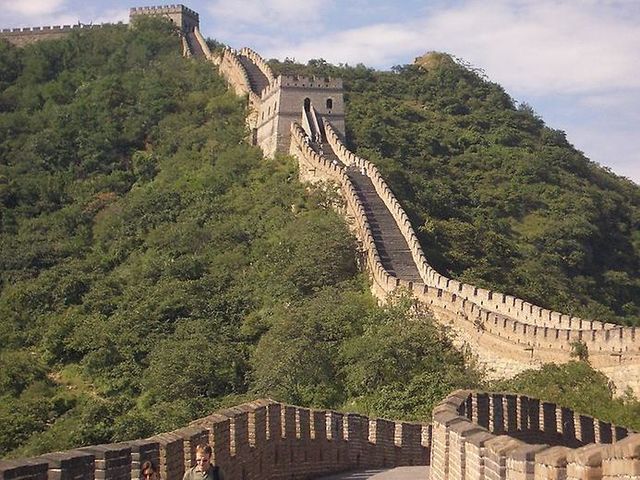 На сколько миль растянулась Великая Китайская Стена?