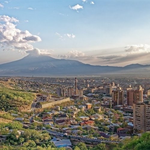  Столица этого государства расположена в Араратской долине.