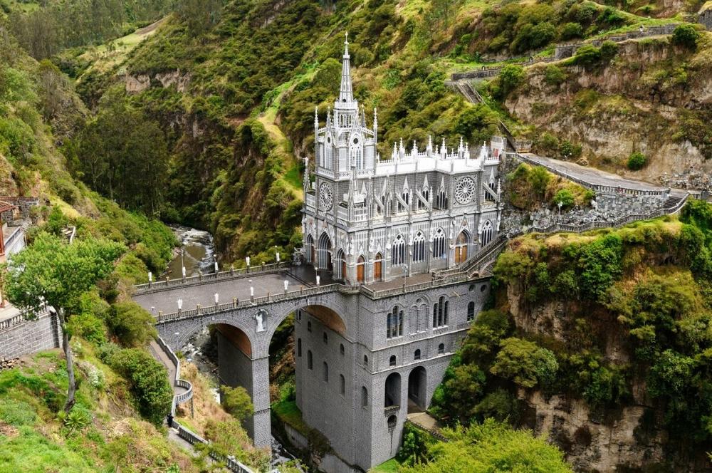 Какой неоготический собор Колумбии построен непосредственно на мосту?
