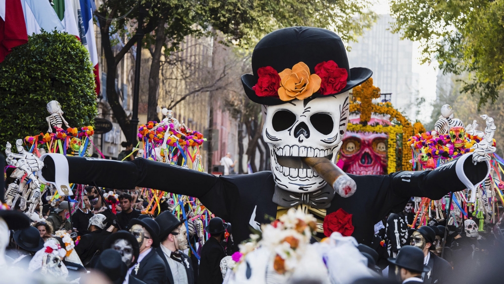   Какие цветы традиционно используются для украшения могил и алтарей в Мексике на Día de los Muertos (День мертвых)?
