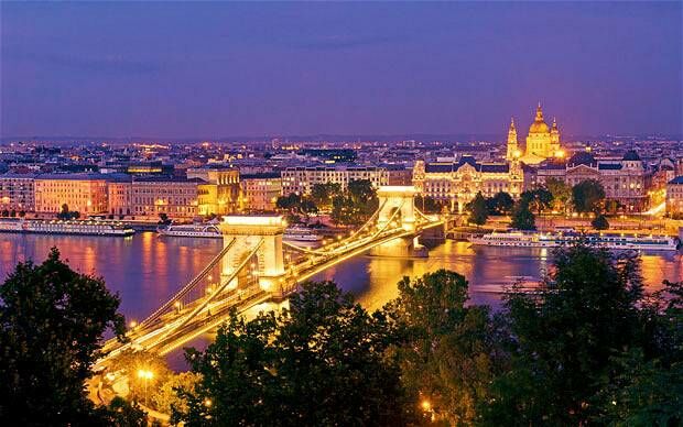 Будапешт - это столица Венгрии. Она состоит из нескольких объединенных городов (Обуда, Пешт и Буда), которые разделены: