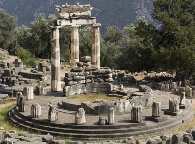Что в Аттике обычно находилось рядом с храмом Геракл?
