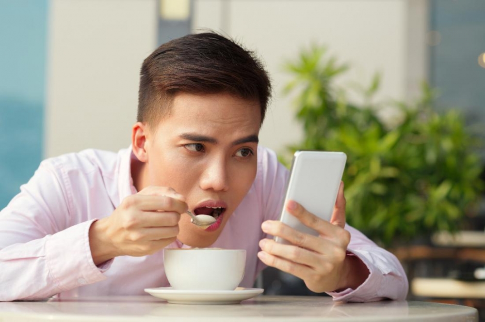 Когда вы едите, кладете телефон рядом?