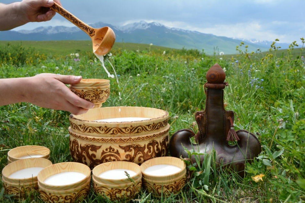 Один из самых любимых молочных напитков, сделанный из коровьего молока, для казахов является?