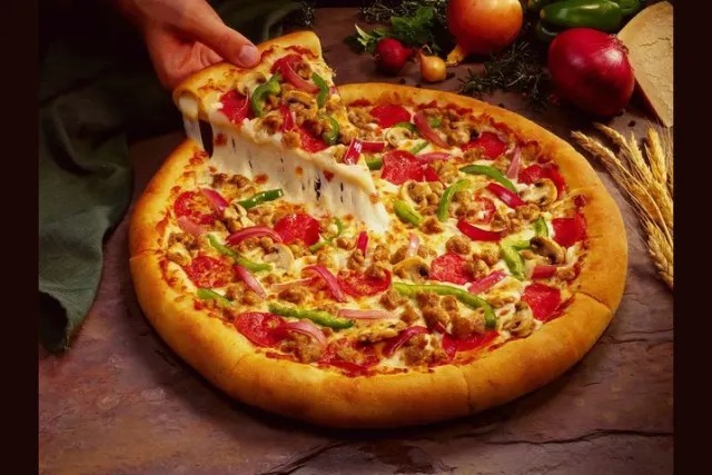 Проголодался, и хочешь заказать три пиццы по 449 рублей каждая. Пиццерия предлагает две акции. Какая выгоднее?