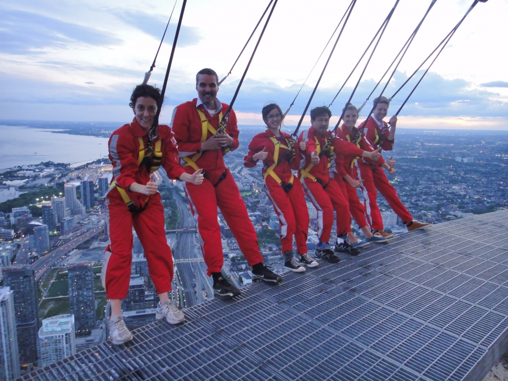 В Торонто есть такой аттракцион – EdgeWalk. Участникам нужно пройти по краю небоскреба на высоте 365 метров. Это примерно десять девятиэтажных домов. Кто за?