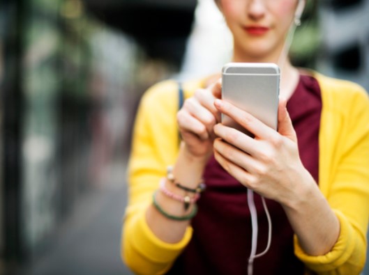 Вы звоните по телефону, и вам не отвечают. До какого гудка будет вежливо подождать?