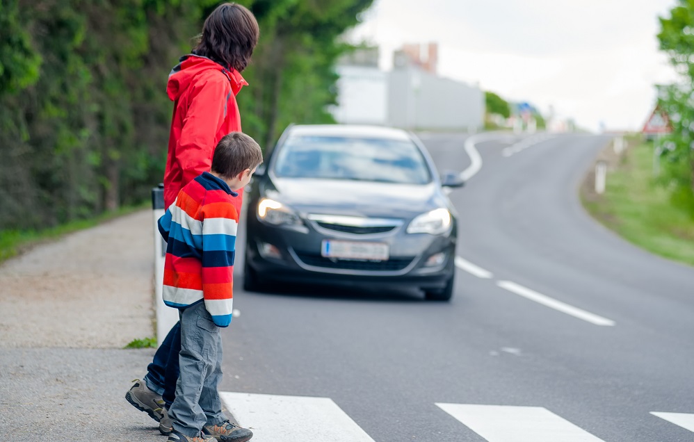 Как надо переходить улицу, если рядом нет ни светофора, ни «зебры»: