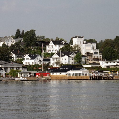 Форма правления этого государства — конституционная монархия, а губернии, на которые оно подразделяется, называются фюльке.