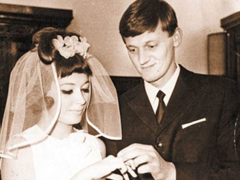 Фамилия первого мужа Аллы Борисовны - Орбакас. Как звучала фамилия певицы, когда она вышла за него замуж?
