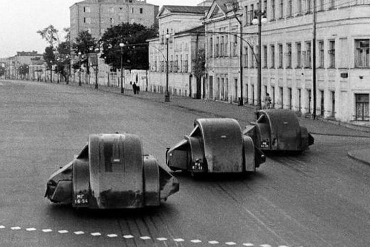 Что за автомобили Бэтмена на улицах старой Москвы?