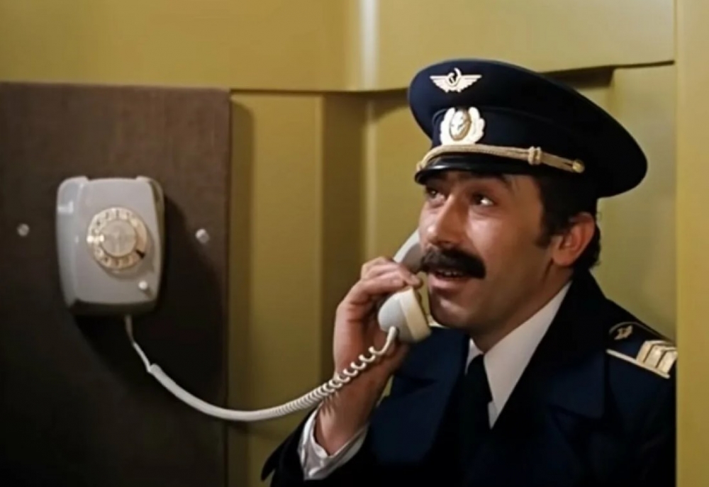 Кого хотел позвать к телефону главный герой фильма «Мимино», сыгранный Вахтангом Кикабидзе?