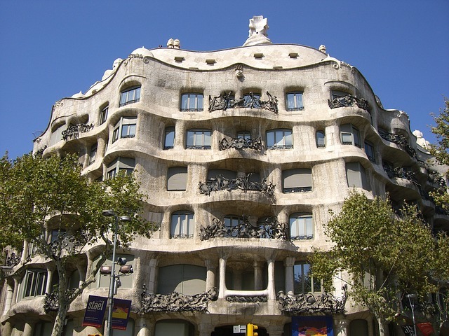 Барселона - одно из самых туристических мест в Испании. Именно здесь находится большинство работ выдающегося архитектора Гауди. Столицей какого региона является Барселона?