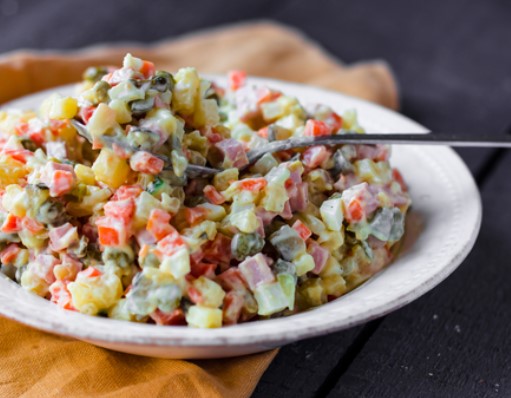 Повар Люсьен Оливье не раскрыл всех секретов своего знаменитого салата, но большая часть ингредиентов этого блюда нам все-таки известна. Какое мясо добавлял в оливье создатель?